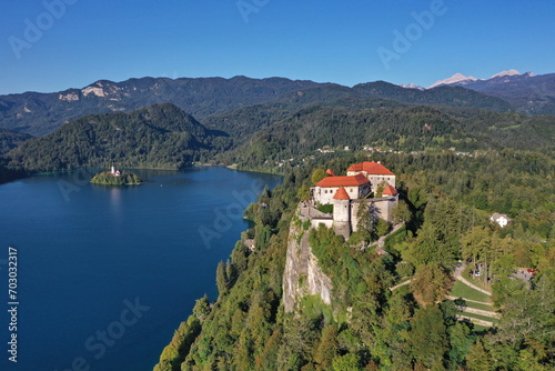 Slowenien. Burg von Bled am Bleder See - Blejski grad - Luftaufnahme