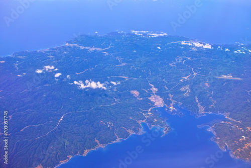 石川県能登半島上空から見た穴水町と能登空港

