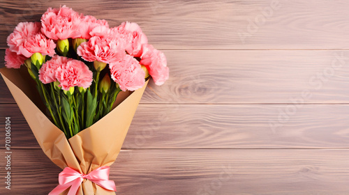 ピンクのカーネーションの花束、余白のある母の日の背景	