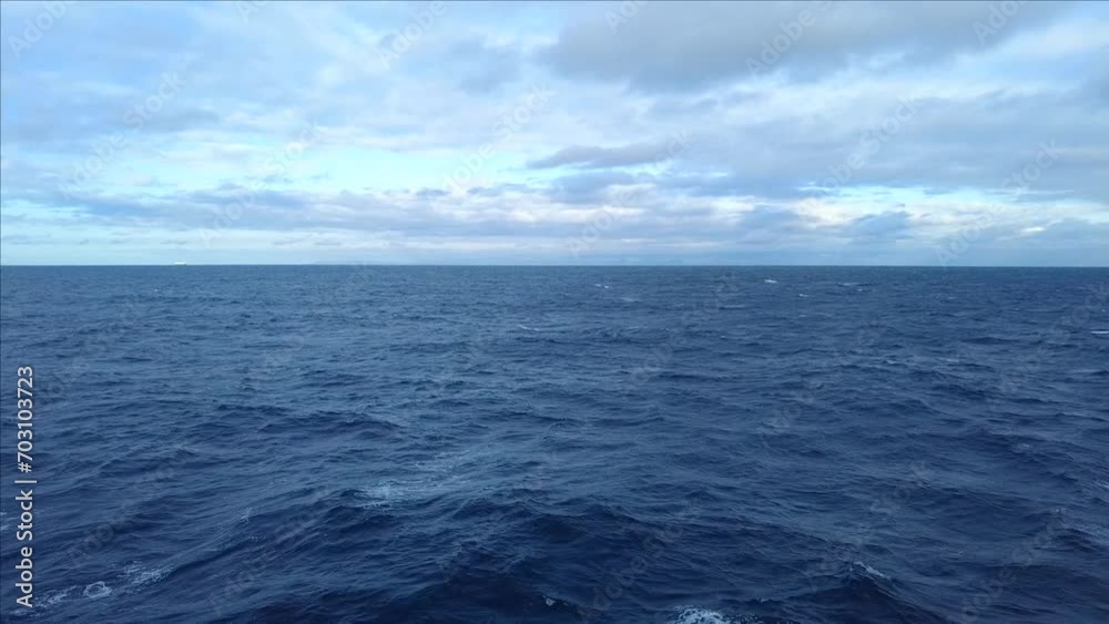 早朝の太平洋上を進む客船からの眺め 早朝の太平洋上を進む客船からの眺め