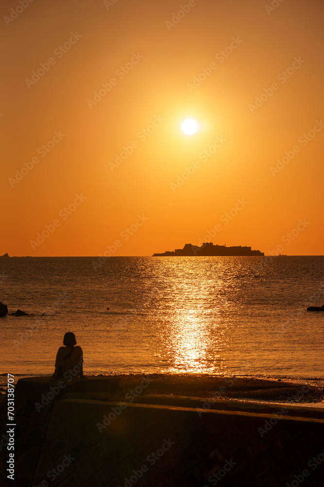 軍艦島と夕陽　長崎の世界遺産