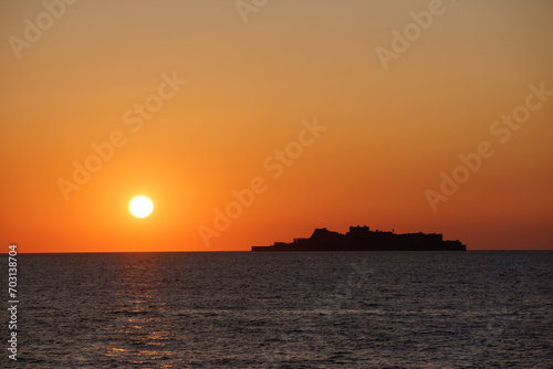 軍艦島と夕陽　長崎の世界遺産 © TOMO