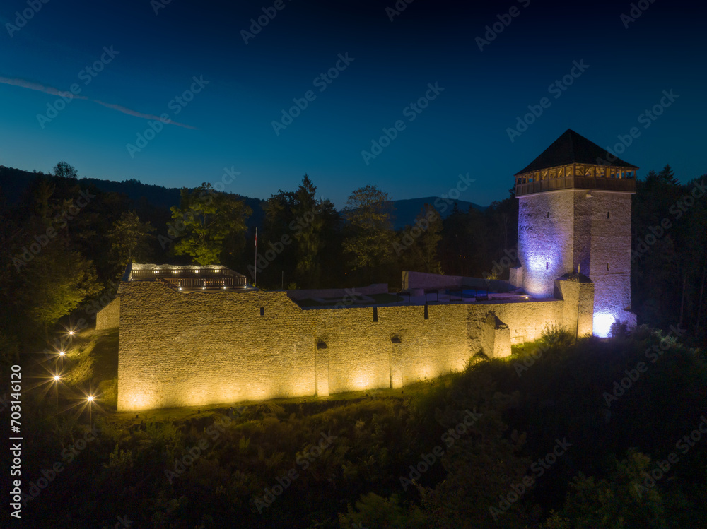 Wzgórze zamkowe Baszta w Muszynie i zamek po renowacji nocą. Widok na mury. - obrazy, fototapety, plakaty 
