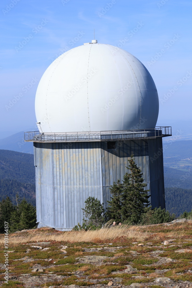 Blick auf die Radarstation auf dem Gipfel des großen Arbers im Bayerischen Wald	