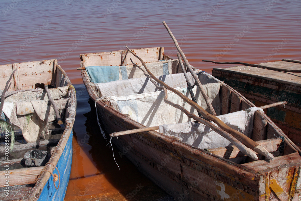 Barques des ramasseurs de sel au lac rose
