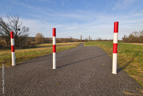 Absperrpfosten an einem Fahrradweg photo
