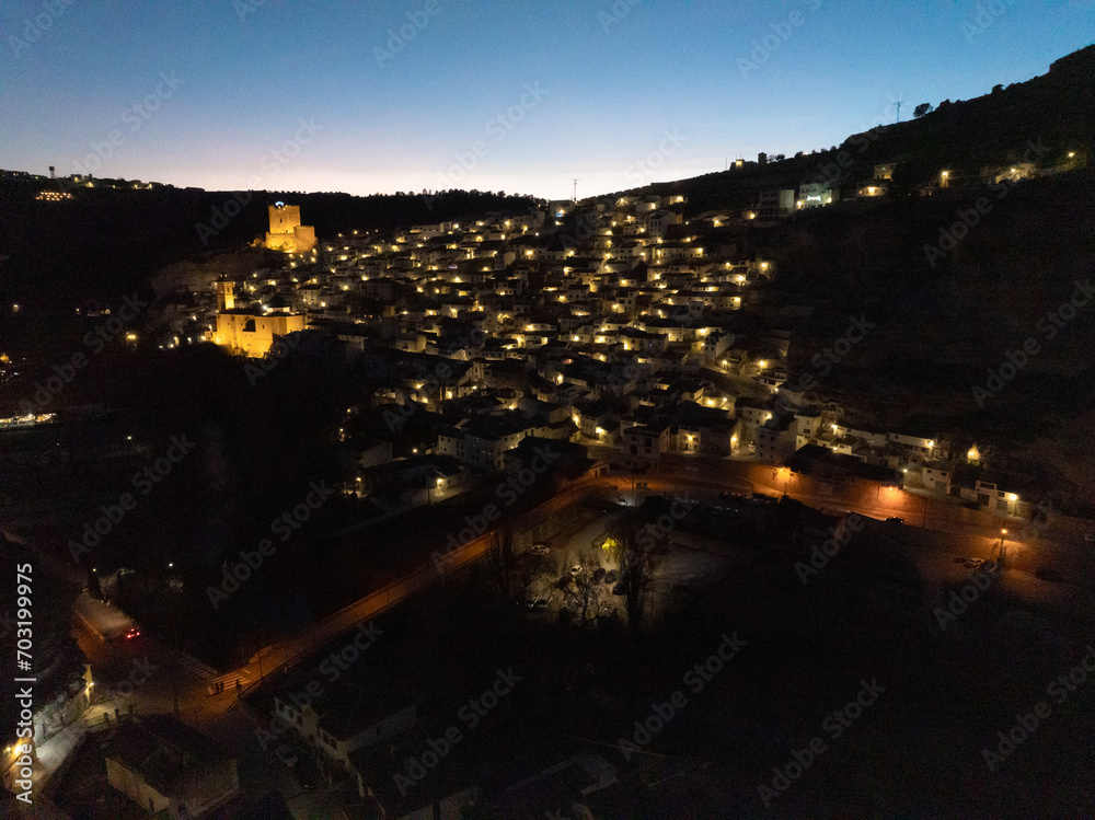 Fototapeta premium Alcala del Jucar de noche a vista de drone
