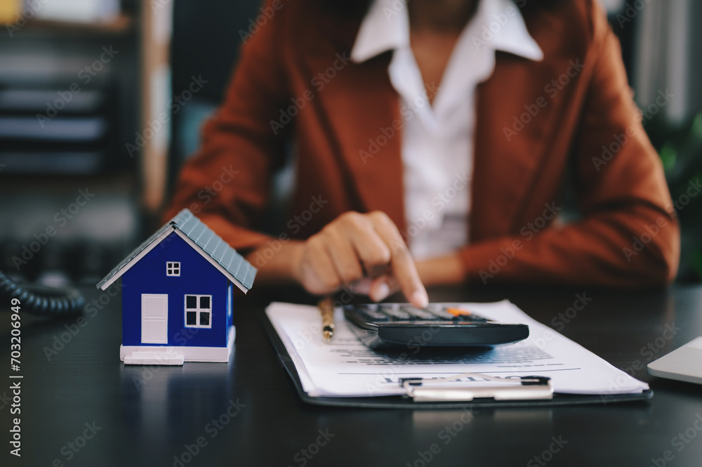 Real estate broker agent presenting and consult to customer to decision making sign insurance form agreement, home model, concerning mortgage loan offer . - obrazy, fototapety, plakaty 