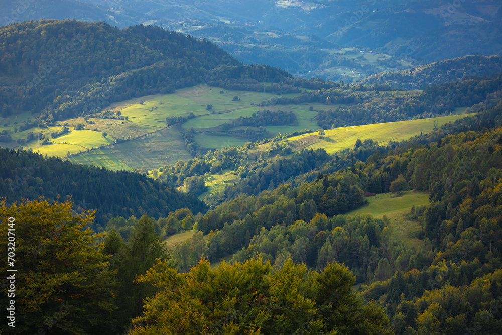 Widok spod Bacówki nad Wierchomlą jesienią. Piękny, jesienny krajobraz.