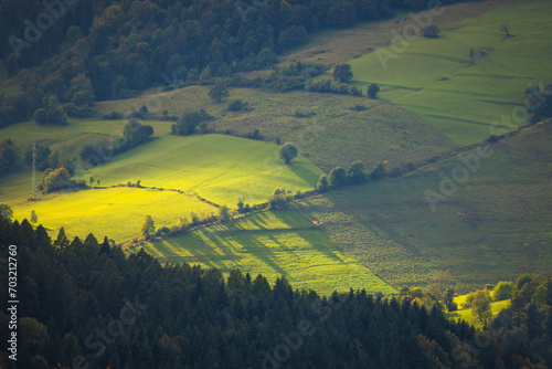 Widok spod Bacówki nad Wierchomlą jesienią. Krajobrazy jesienne.