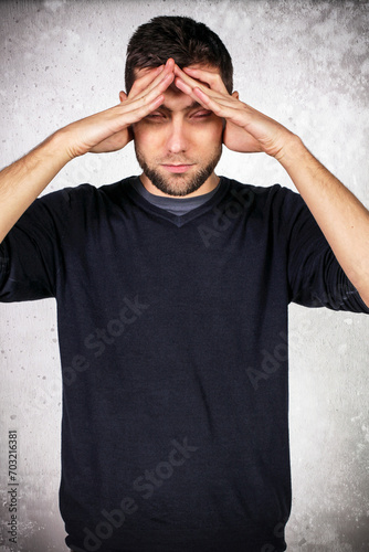 Uomo adulto soffre di mal di testa con le mani sulla testa photo