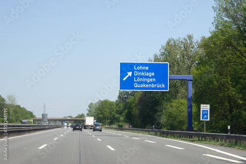 Hinweisschild auf Autobahn A1, Ausfahrt Lohne, Dinklage,Löningen, Quakenbrück in Richtung Bremen © hkama