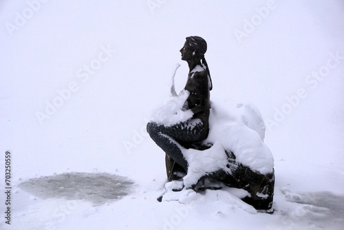 Gefrorener Mummelsee mit Schnee und zugeschneiter Meerjungfrau