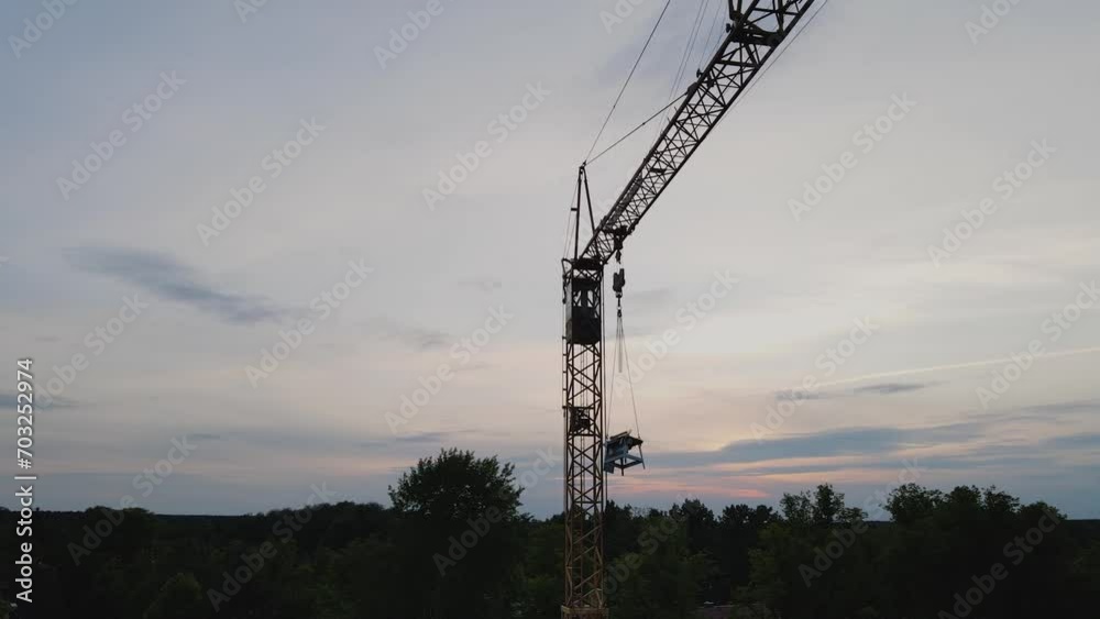 Silhouette von Kran am Abend mit Drone