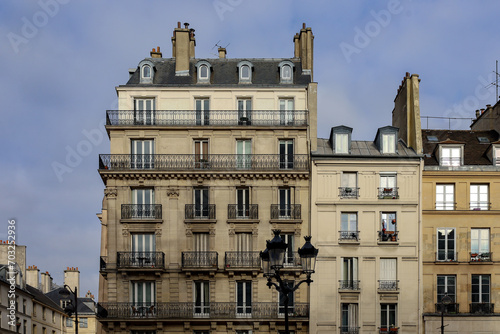 Photos typical parisians building facade , haussmannian style , 2nd arrondissement