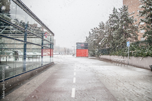 Calle del metro en la ciudad de 
Madrid nevando