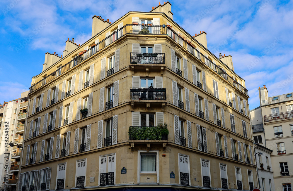 Fototapeta premium typical parisians building facade , haussmannian style ,8th arrondissement