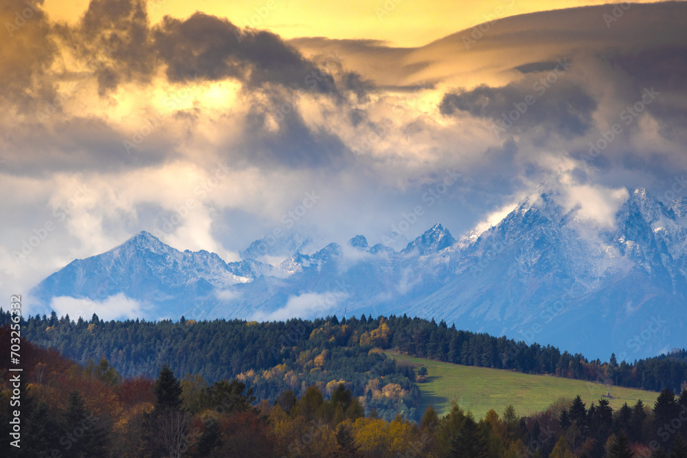 Widok spod Malnika w Muszynie na Tatry jesienią. Piękne krajobrazy.