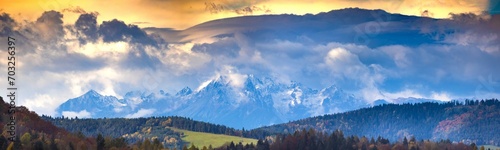 Widok spod Malnika w Muszynie na Tatry jesienią. Piękne krajobrazy.