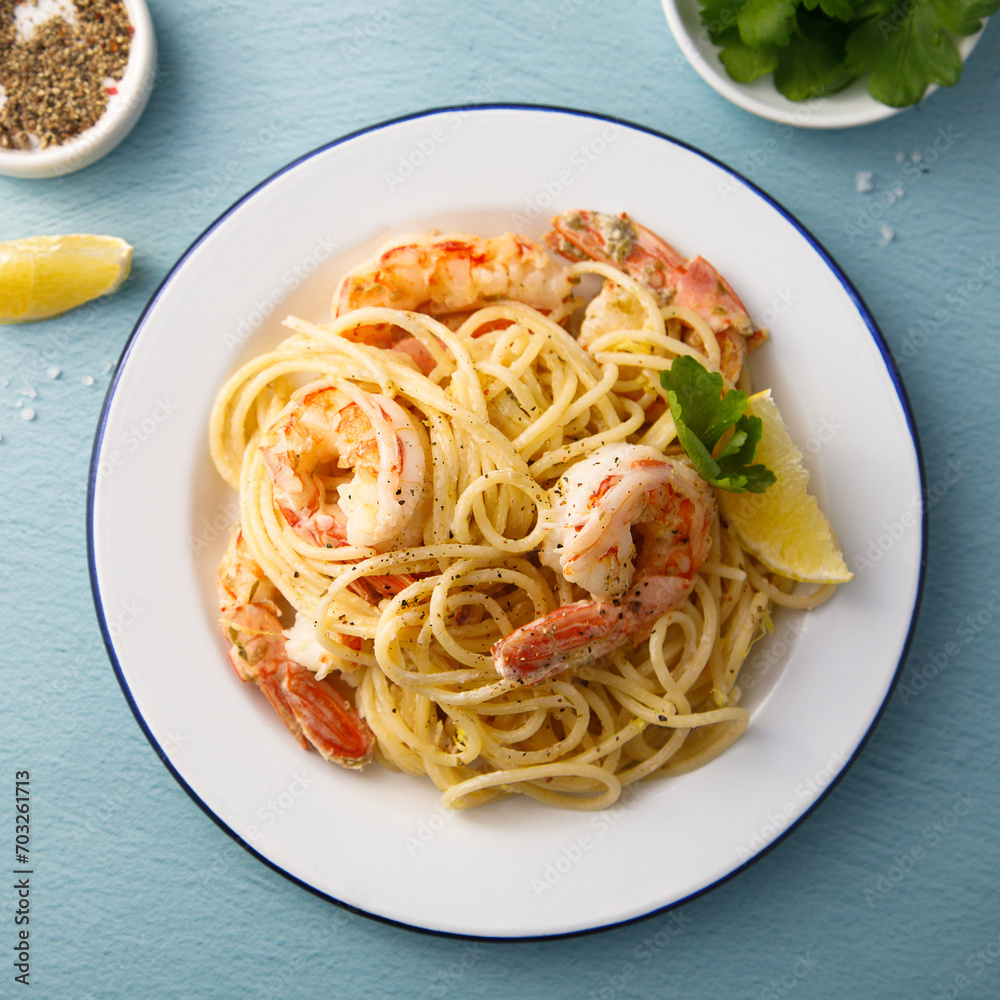 Spaghetti with shrimps and lemon