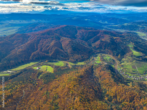 Lot nad Górami Leluchowskimi jesienią. Widok na Dolinę Popradu w okolicach Leluchowa.