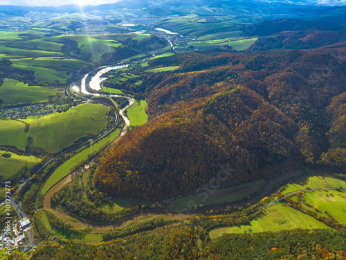 Fototapeta Naklejka Na Ścianę i Meble -  Lot nad Górami Leluchowskimi jesienią. Widok na Dolinę Popradu w okolicach Leluchowa.