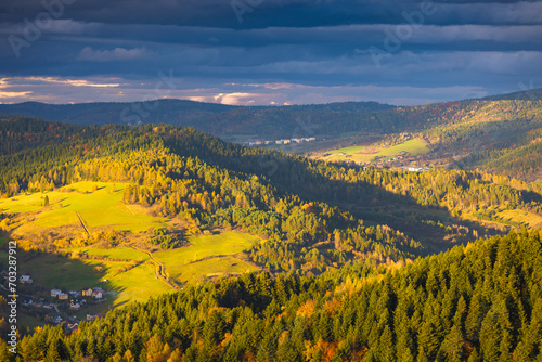 Fototapeta Naklejka Na Ścianę i Meble -  Panorama z nowej wieży widokowej na Malniku nad Muszyną jesienią. Widok w stronę Pasma Jaworzyny Krynickiej.