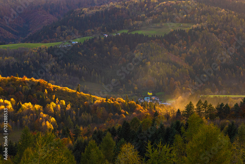 Fototapeta Naklejka Na Ścianę i Meble -  Panorama z nowej wieży widokowej na Malniku nad Muszyną jesienią. Widok w stronę Doliny Popradu.