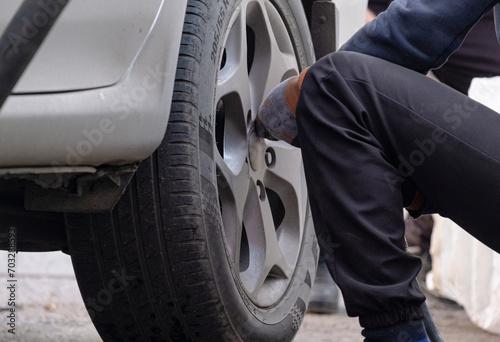 Disassembly and installation of the tire on the disc of the car. Replacement of tires according to the season at the car service. photo