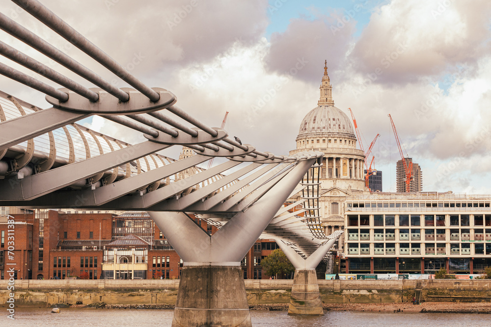 Fototapeta premium St Paul's Cathedral and the Millennium Bridge