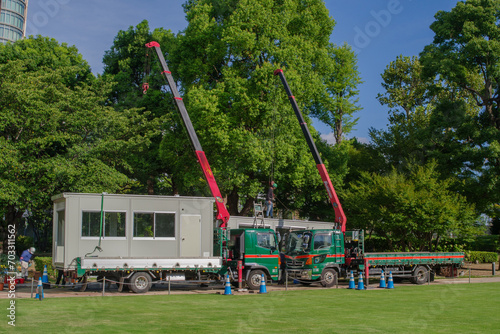 東京ミッドタウンでプレハブ小屋が運ばれる