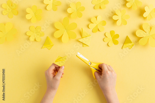 Making simple yellow paper flowers with kids diy 