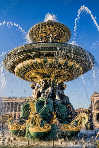 paris, frankreich - fontaine des mers an der place de la concorde photo