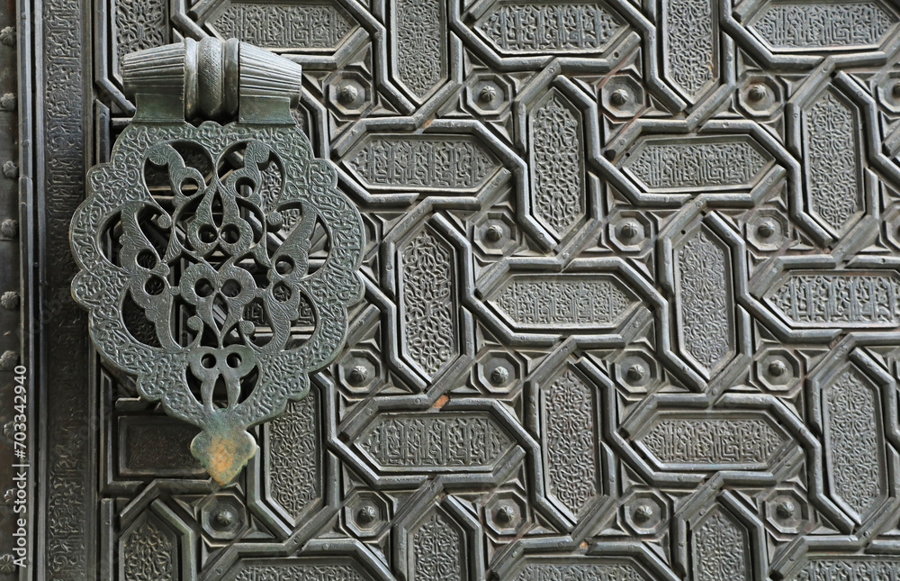 Fototapeta premium sevilla puerta de la catedral entrada metal bronce 4M0A5286-as24