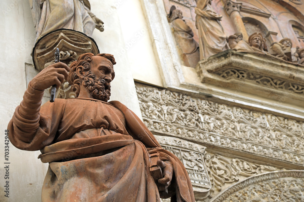 Fototapeta premium sevilla escultura san pedro pórtico puerta de la catedral entrada metal bronce 4M0A5288-as24