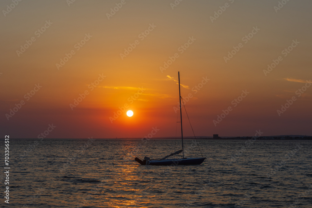 Tramonto con vista Barca a vela nella località di Torre Chianca a Porto Cesareo in Puglia Salento