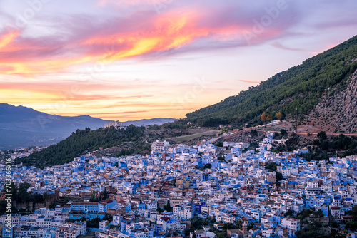 モロッコの青い街シェフシャウエンの夕暮れの風景 © 739photography
