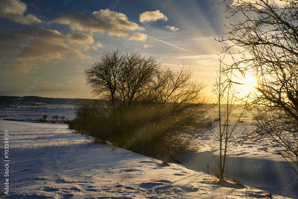 Winterliche Landschaft mit Sonnenstrahlen Winterliche Landschaft mit Sonnenstrahlen