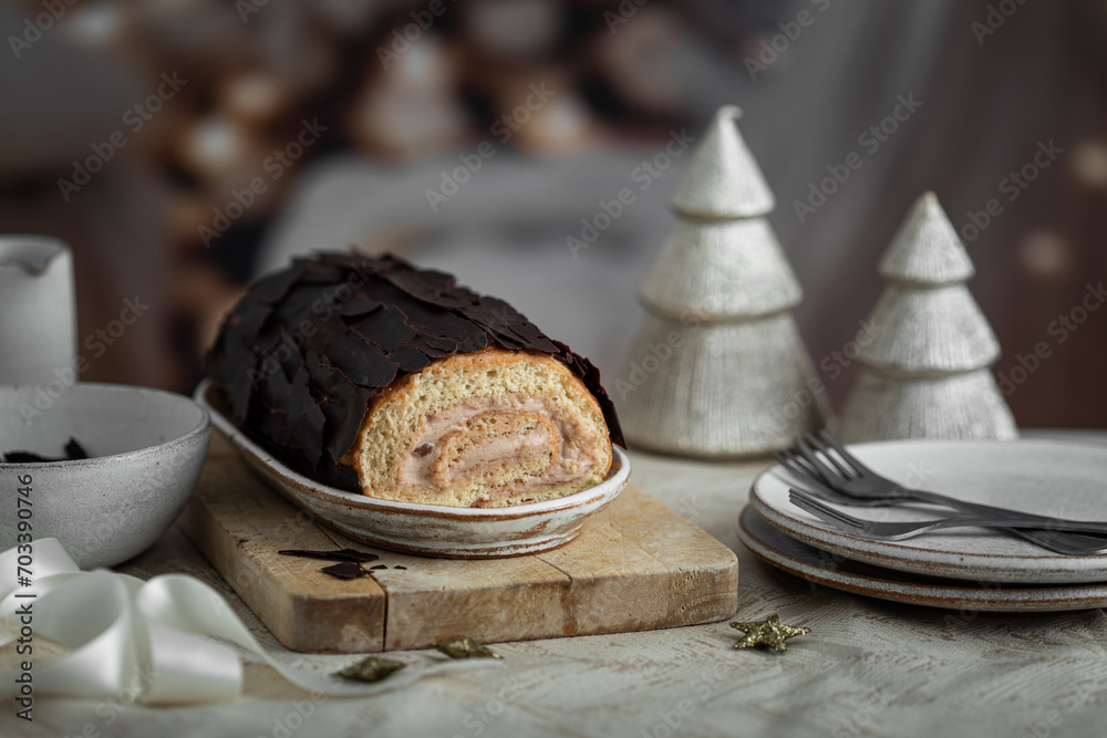 Fotografie bûche roulée gâteau de Noël génoise crème de marron chocolat fait maison