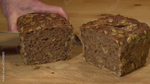 Bio Vollkornbrot schneiden