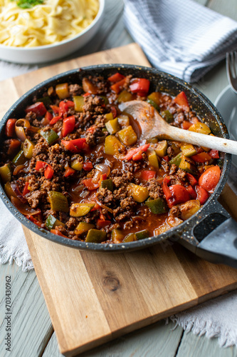 Quick minced meat pan meal with vegetables
