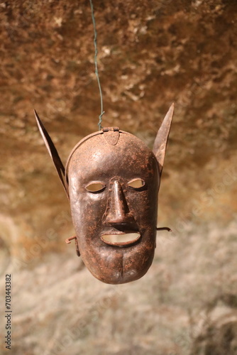 Masque de torture en fer médiévaux à la maison forte du château de Reignac en Dordogne, outils d'inquisition.