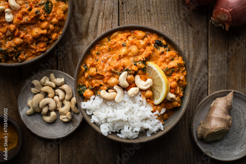 curry de pois chiche cr  meux aux   pinards  sauce tomate et noix de cajou avec du riz