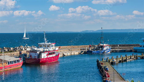 Sassnitz Hafenansicht mit Segelboot im Sommer