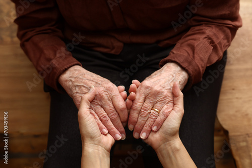 Sostenere ed aiutare persone anziane e in difficoltà