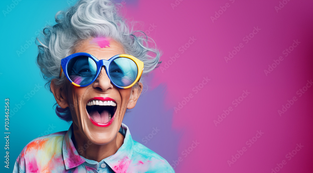 Le bonheur d'une vieille femme avec des lunettes, arrière-plan coloré - obrazy, fototapety, plakaty 