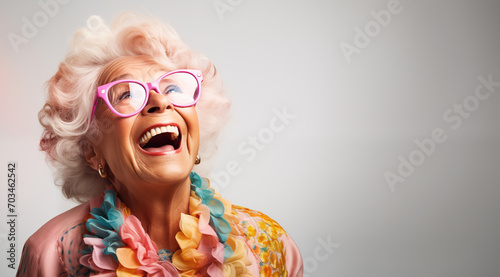 Le bonheur d'une vieille femme avec des lunettes, image avec espace pour texte.