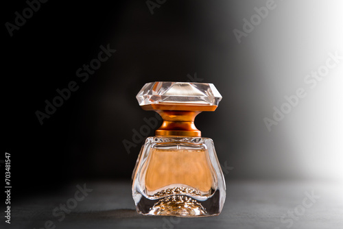 Frasco de perfume sobre fundo preto. Foco seletivo.
 photo