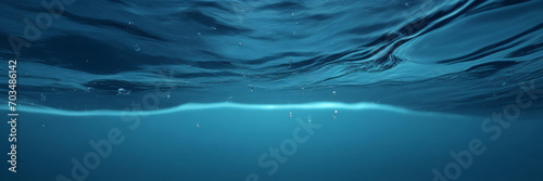 Transparentes, klares Wasser im Pool. Unterwasserfoto des Regulierungsbeckens. Hintergrund des blauen Wasserbeckenbodens. Sommerthema. photo