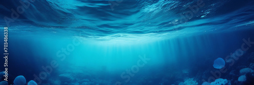 Welle auf bewegter Wasseroberfläche, Nahaufnahme in der Mitte des Bildschirms. Unter der Wasseroberfläche mitten im Meer photo